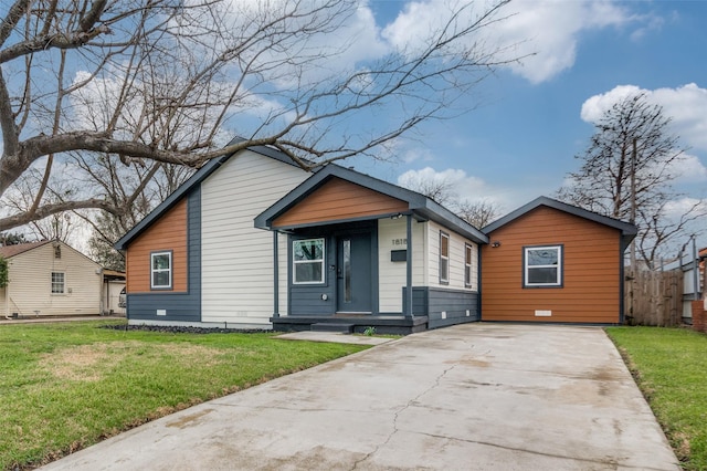 bungalow featuring a front yard