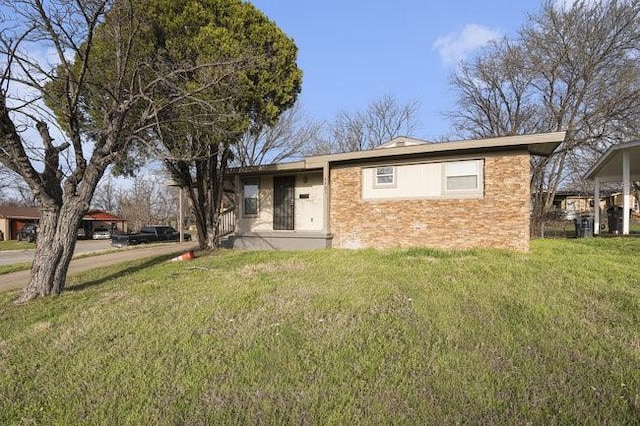 view of front facade with a front yard