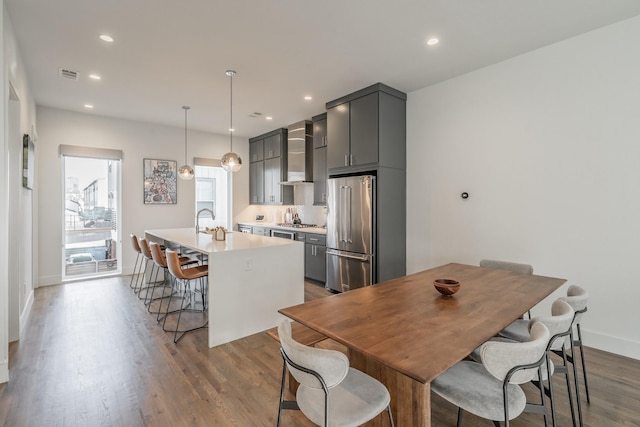 dining area featuring recessed lighting, visible vents, baseboards, and dark wood-type flooring