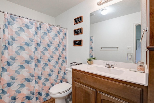 full bath with toilet, vanity, and a shower with curtain