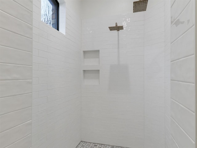 bathroom featuring a tile shower