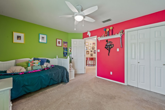 bedroom featuring a closet, visible vents, carpet flooring, and a ceiling fan