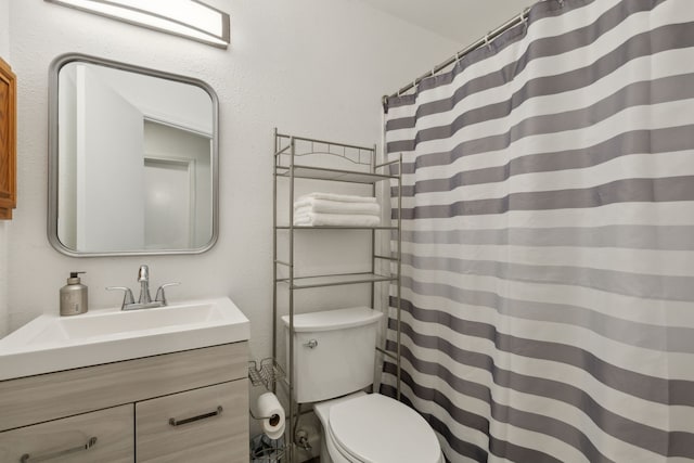 full bathroom featuring toilet, curtained shower, and vanity