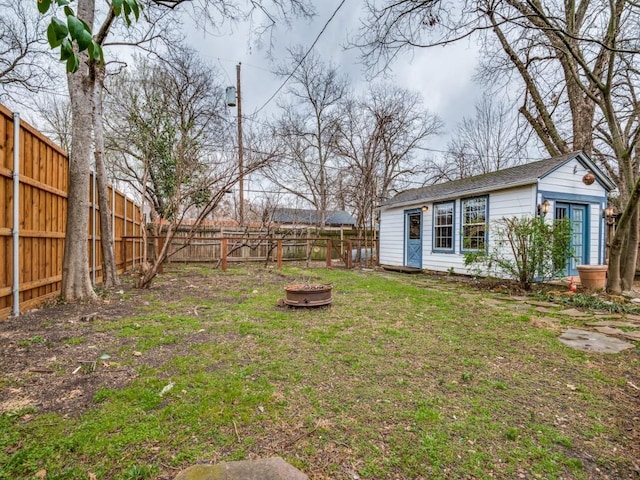 view of yard featuring a fenced backyard and an outdoor fire pit