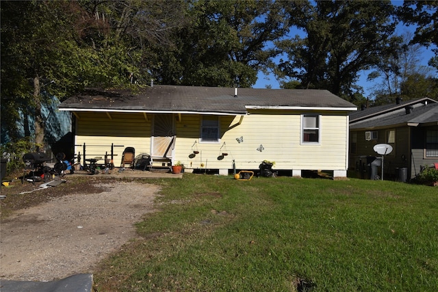 view of front of house featuring entry steps and a front lawn