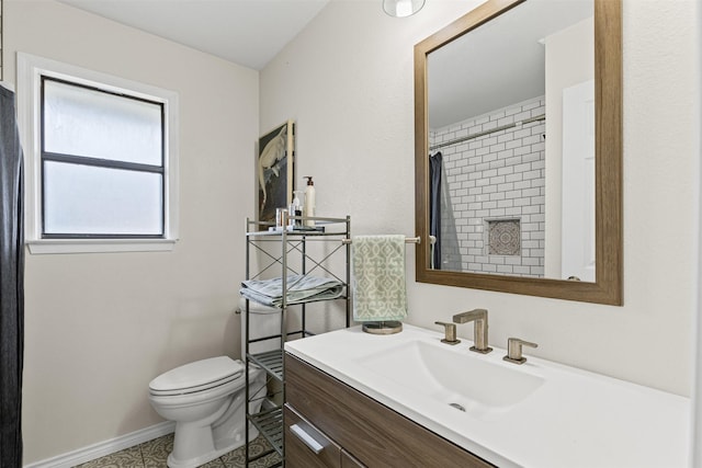 bathroom with curtained shower, baseboards, toilet, and vanity