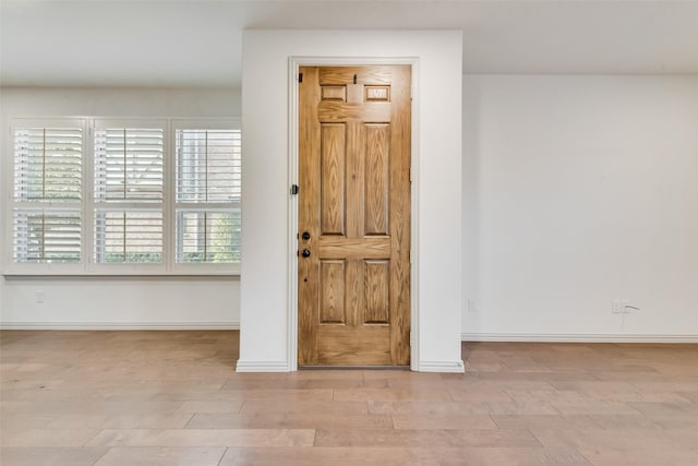 foyer entrance featuring baseboards