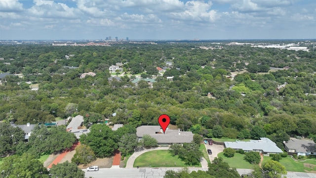 bird's eye view featuring a wooded view