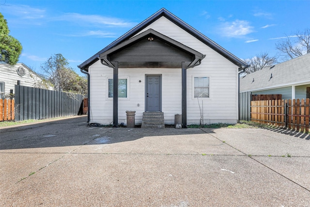 bungalow featuring fence