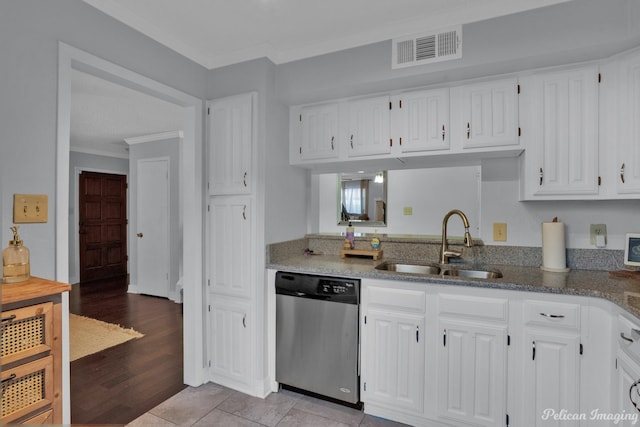 kitchen featuring visible vents, dishwasher, crown molding, and a sink