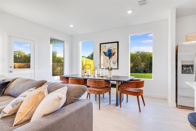 dining space featuring recessed lighting, visible vents, light wood finished floors, and baseboards