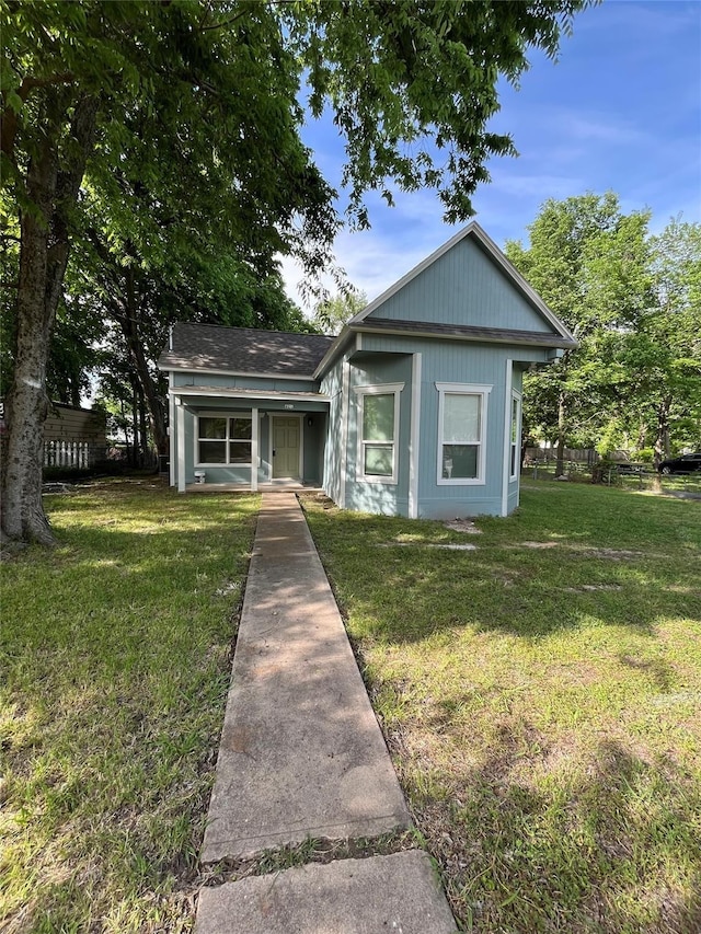 bungalow featuring a front lawn