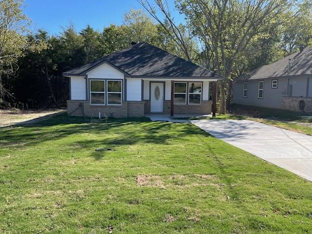 view of front of property featuring a front lawn and driveway