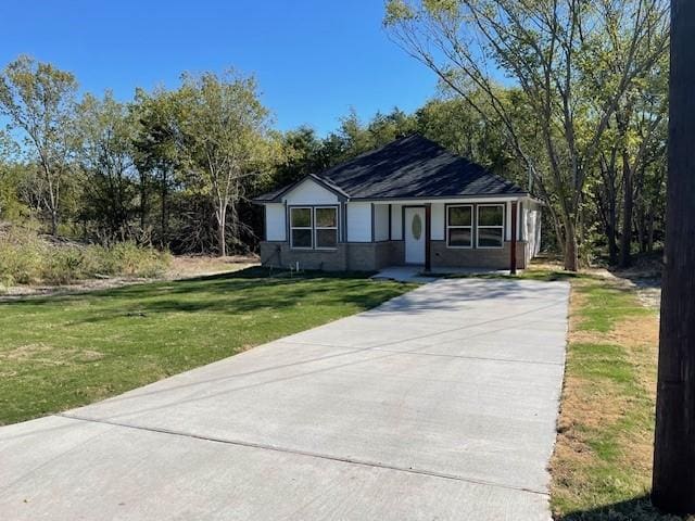 view of front of home featuring a front lawn and driveway