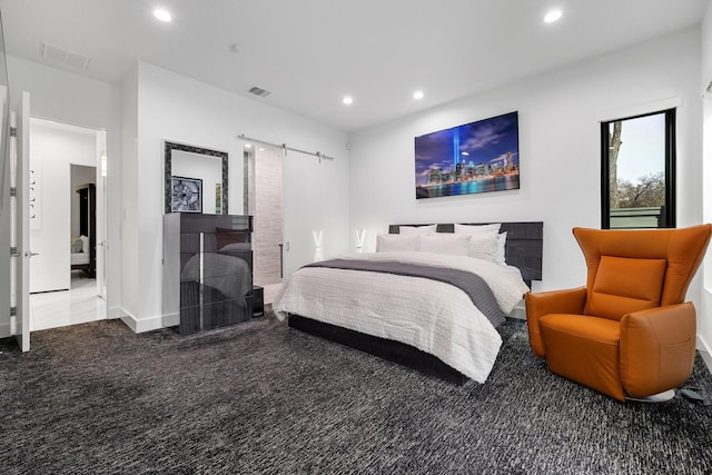 bedroom featuring recessed lighting, visible vents, a barn door, and carpet