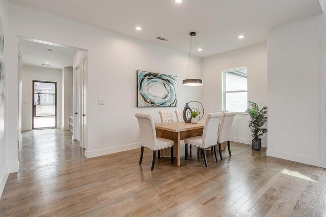 dining room featuring visible vents, recessed lighting, baseboards, and light wood-style floors