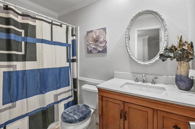 full bath with toilet, vanity, crown molding, and a shower with curtain