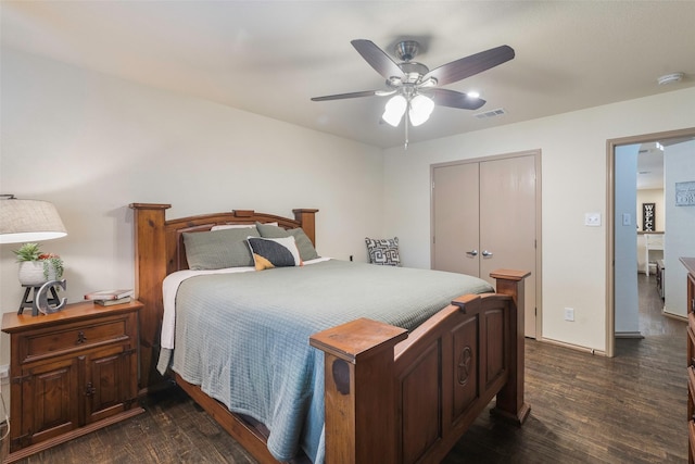 bedroom featuring dark wood-type flooring, visible vents, a closet, and ceiling fan