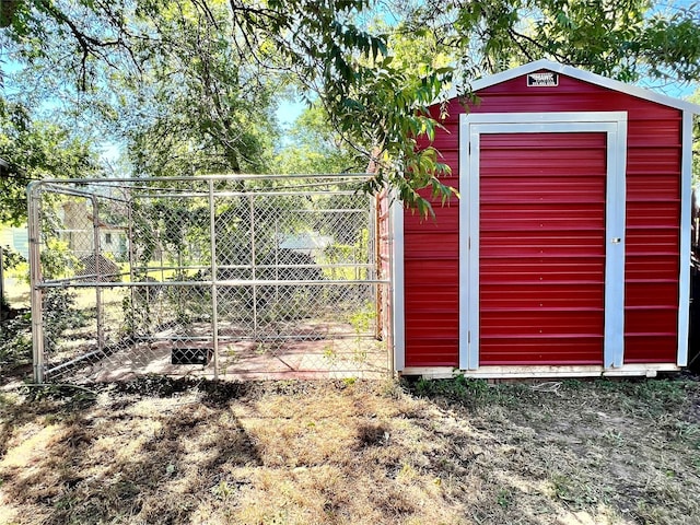 view of outdoor structure with an outbuilding