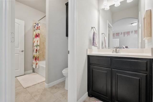 full bath featuring baseboards, toilet, shower / bath combo, and vanity