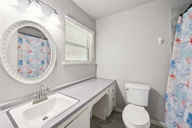 full bath with baseboards, toilet, vanity, and a shower with curtain