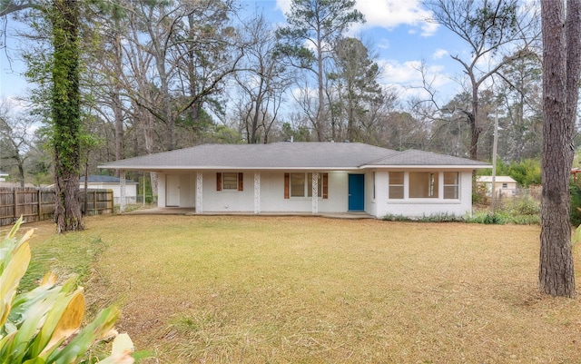 view of front of property featuring brick siding, a front yard, and fence