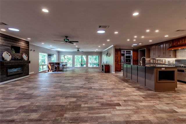 1809 Faulkner Dr, Rowlett, TX 75088 - kitchen featuring recessed lighting, open floor plan, stainless steel gas range, and ornamental molding