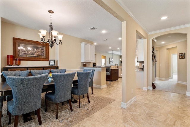 dining space featuring recessed lighting, visible vents, arched walkways, and baseboards