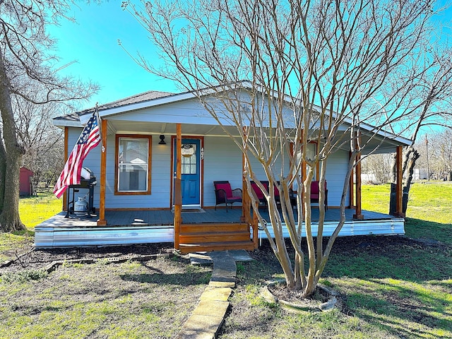 view of front of house with a front lawn and covered porch