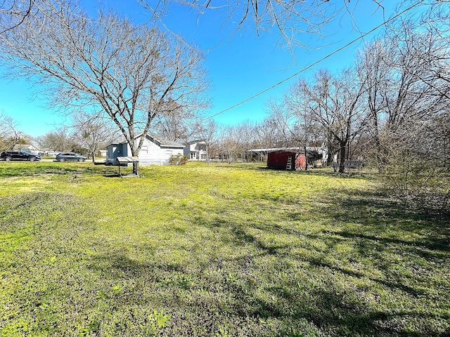 view of yard with an outbuilding