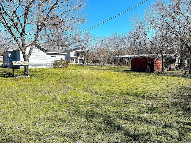 view of yard featuring an outbuilding