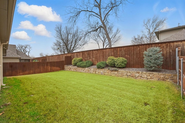 view of yard featuring a fenced backyard