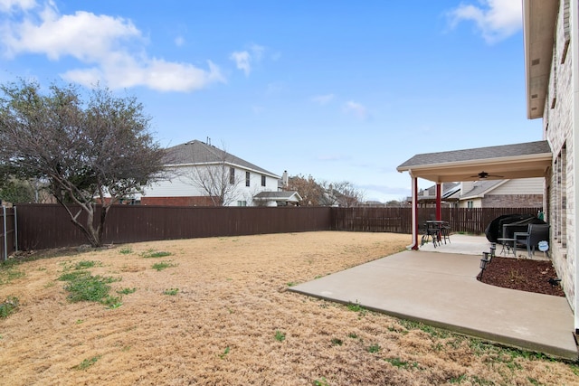 view of yard featuring a patio area, a ceiling fan, and a fenced backyard