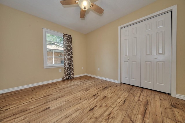 unfurnished bedroom featuring a closet, baseboards, light wood finished floors, and ceiling fan