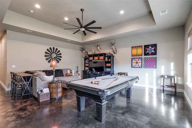 playroom with visible vents, ceiling fan, a tray ceiling, and baseboards