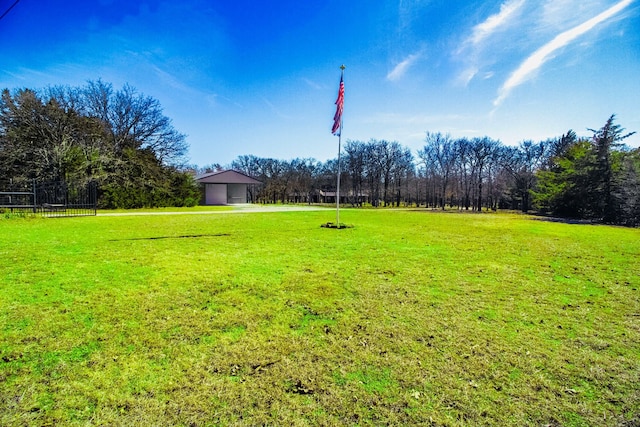 view of yard featuring an outbuilding