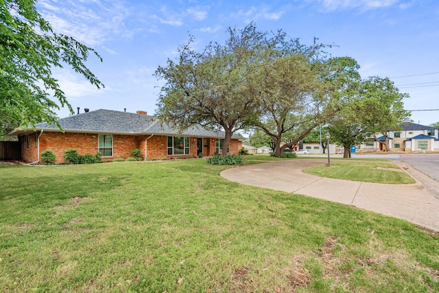 view of yard with driveway