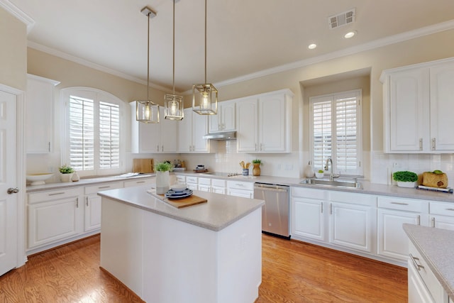 kitchen with visible vents, a sink, dishwasher, black electric stovetop, and light wood-type flooring