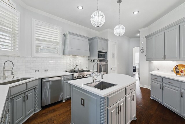 5833 Forest River Dr, Fort Worth, TX 76112 - kitchen featuring visible vents, ornamental molding, an island with sink, a chandelier, and backsplash