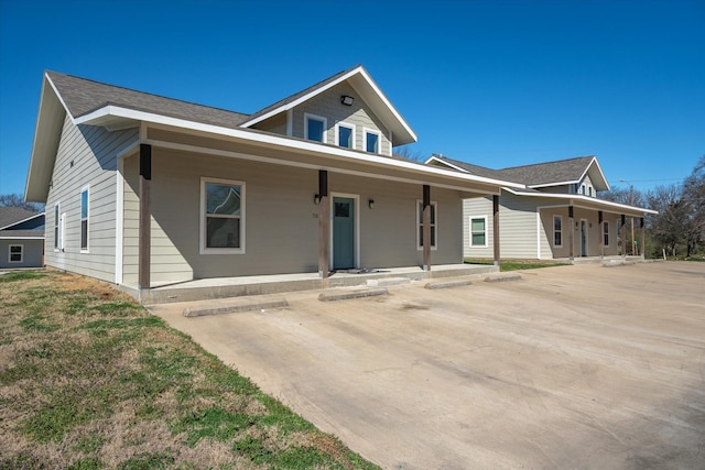 view of front facade featuring a porch and a front lawn