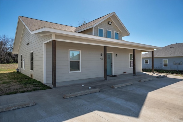 view of front facade featuring a shingled roof