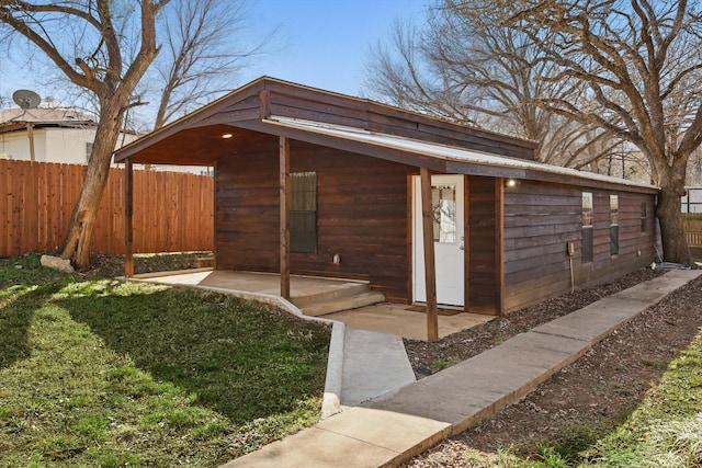 view of outdoor structure with an outbuilding and fence