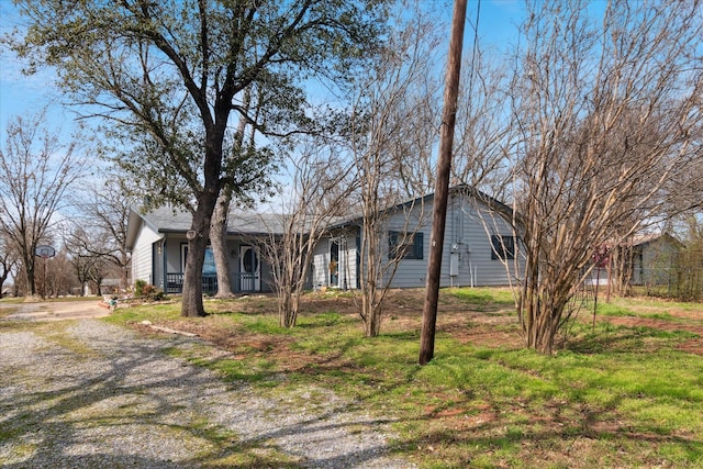 view of front of house with gravel driveway