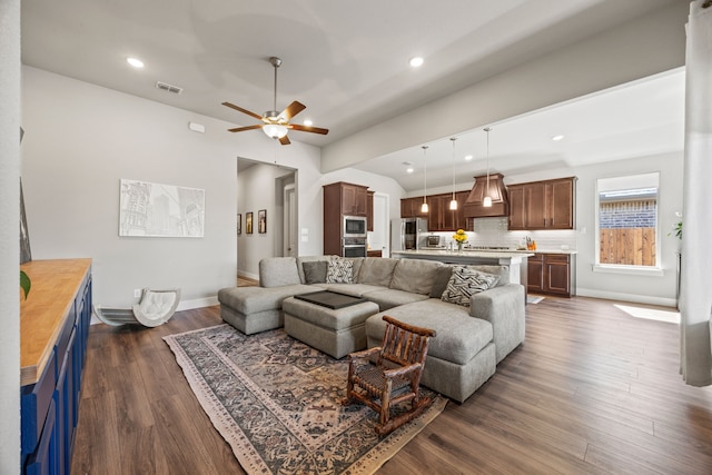 living area with dark wood-style floors, recessed lighting, baseboards, and ceiling fan