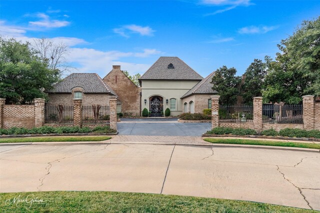 104 Belle Maison Ct, Bossier City, LA 71111 - view of front of house featuring stucco siding, a fenced front yard, and curved driveway