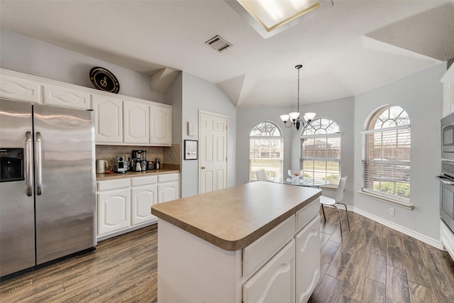 kitchen with visible vents, backsplash, dark wood-type flooring, appliances with stainless steel finishes, and white cabinetry