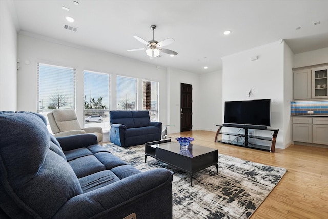 living area with visible vents, light wood-style flooring, recessed lighting, baseboards, and ceiling fan