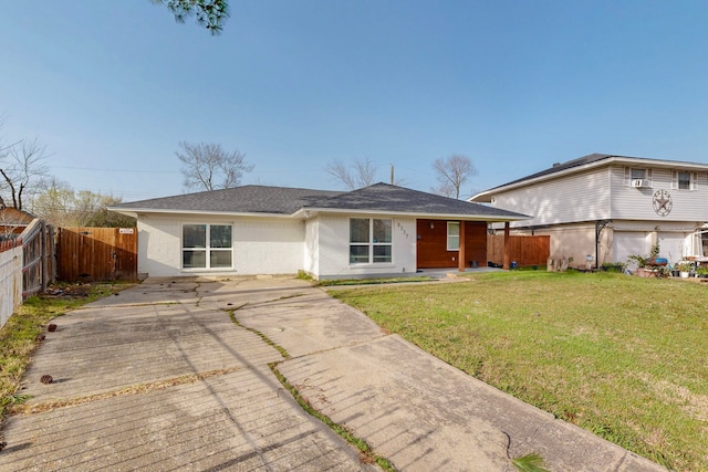 view of front of property featuring a front lawn and fence