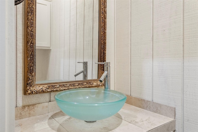 bathroom featuring a sink