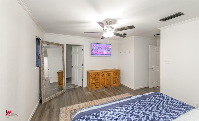 504 Mockingbird Ln, Logansport, LA 71049 - bedroom featuring wood finished floors, baseboards, visible vents, ceiling fan, and ornamental molding